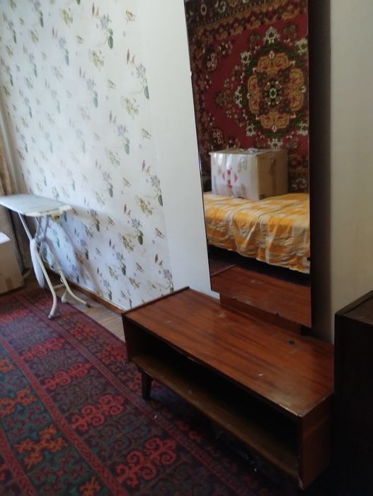 Трюмо с зеркалом.