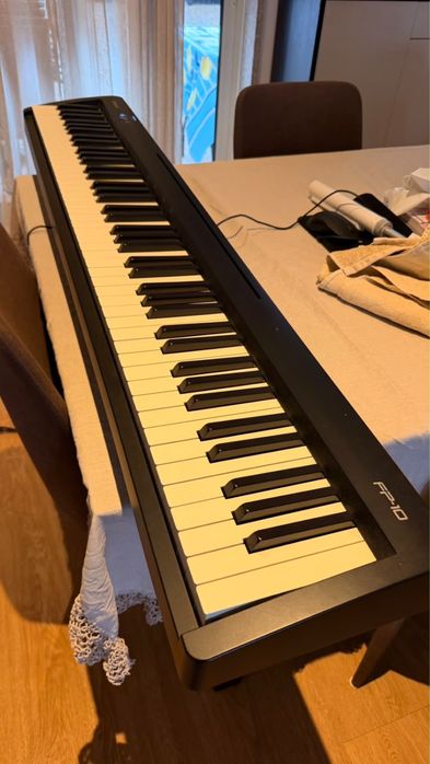 Piano digital Roland FP-10 – 88 teclas pesadas + Bluetooth