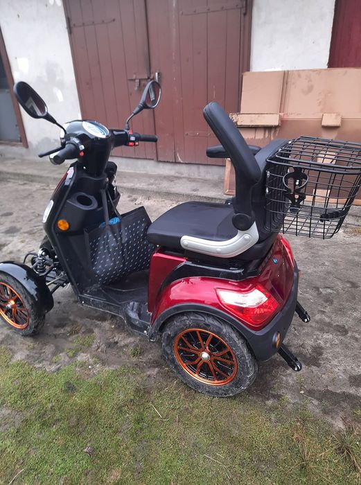 Електроскутер чотириколісний.В ідеальному стані