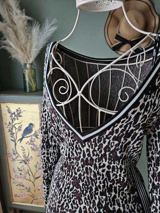 Guess DAFNE – elegancka sukienka damska midi z lampasami i logotype
