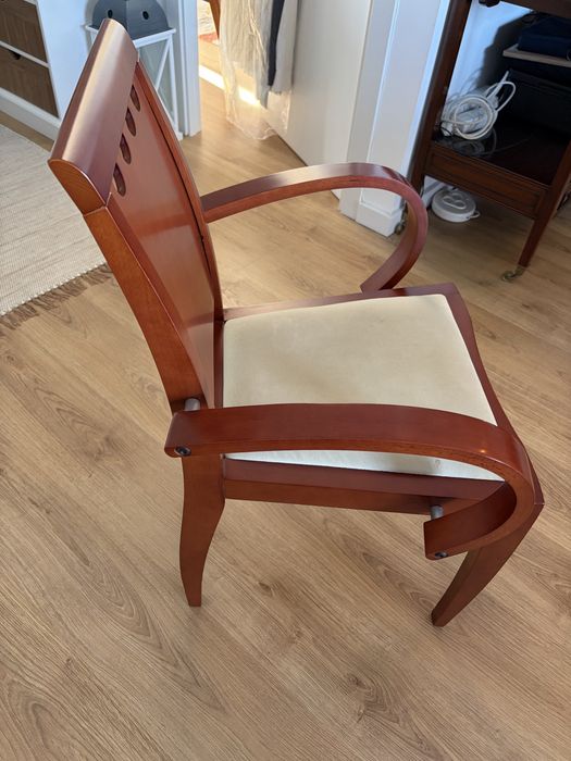 Mesa de jantar extensivel, 4 cadeiras e 2 cadeirōes