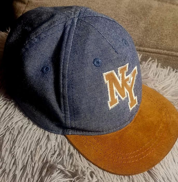 Bawełniana czapka chłopięca z daszkiem i aplikacją NY, H&M, rozm 74