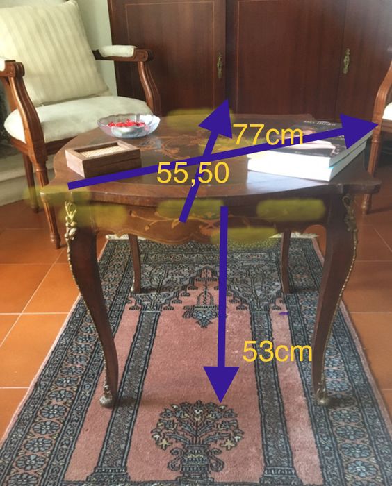 Mesa de centro antiga estilo Luis XV com embutidos