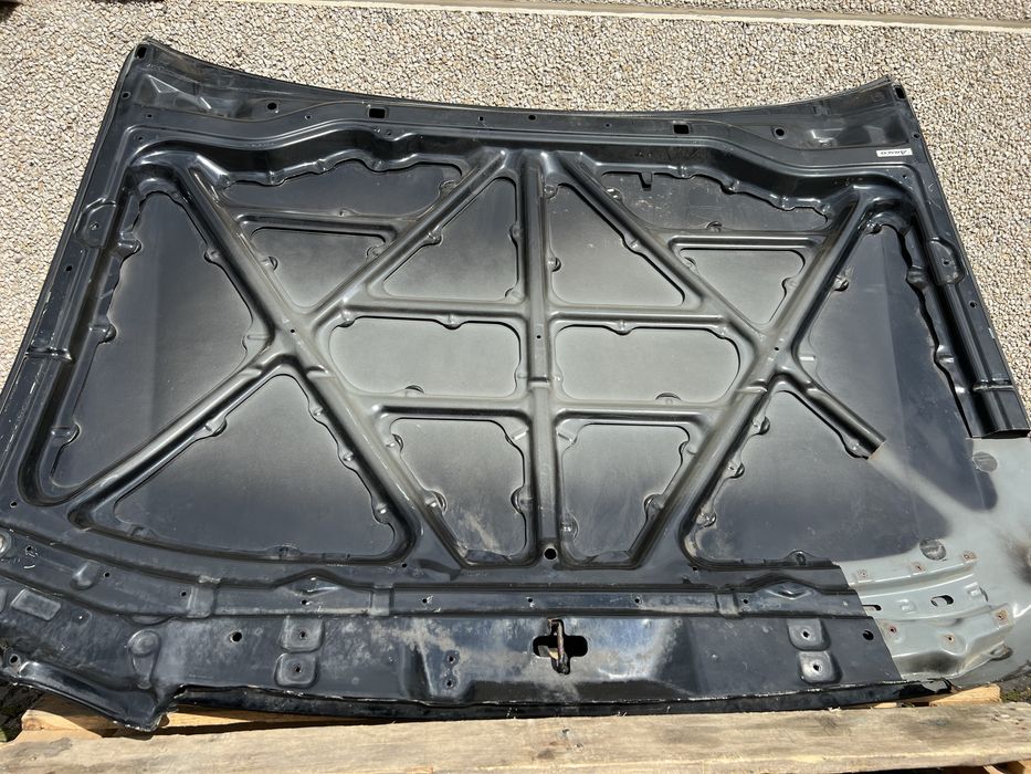 Капот Lexus LX 470.