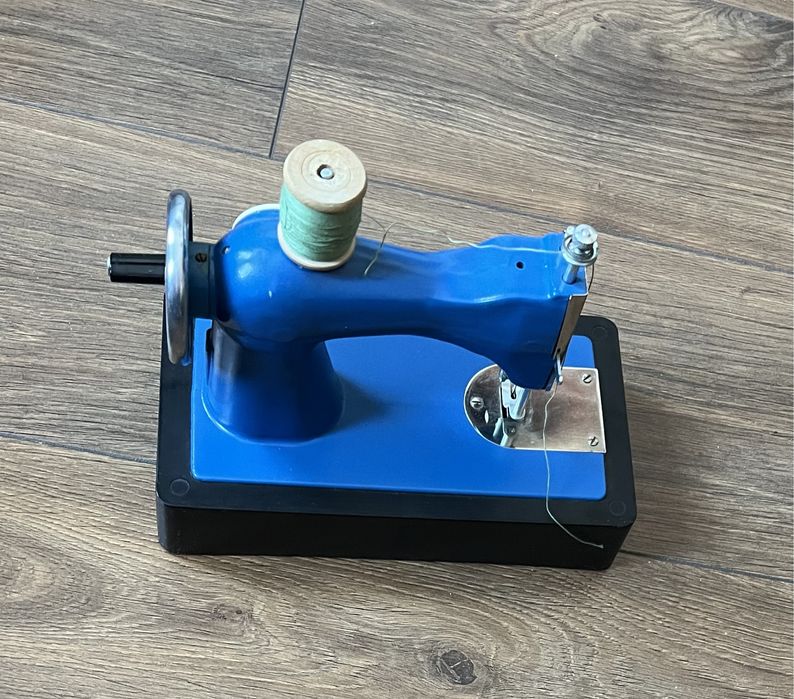 Детская швейная машинка игрушка .