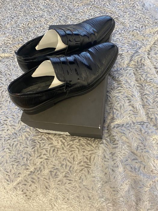 Mokasyny loafersy męskie lakierowane prążki 41