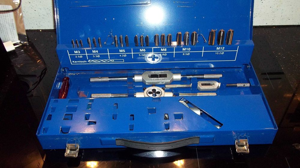 Zestaw gwintowników ręcznych i narzynek z wiertłami M3-M12 HSSE