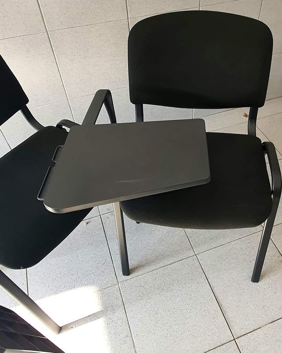 Cadeiras com apoio escrita