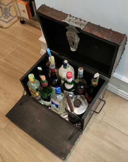 Baú-Bar de antiquário, em madeira, forrado a pele