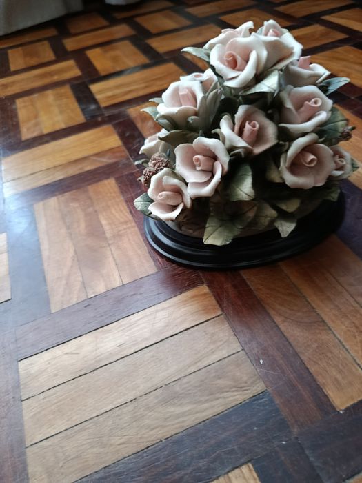 Arranjo de flores de porcelana estilo capodimonte