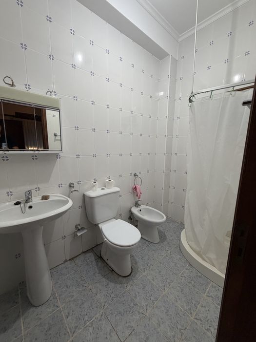 T1 em r/ch de casa habitada