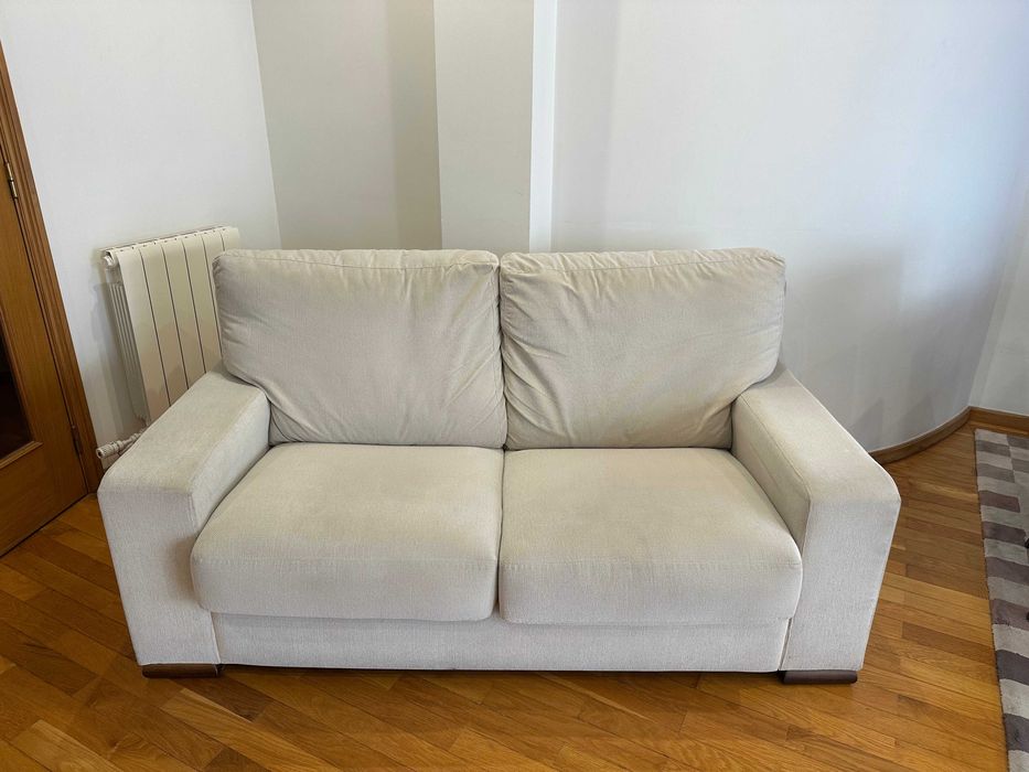 Sofá creme de dois lugares em bom estado