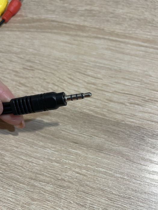 AV-перехідник або кабель-адаптер з 3.5 мм mini-jack на 3 RCA