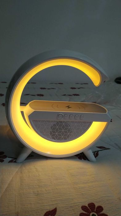 Coluna led com carregamento wireless BT2301, bom estado.