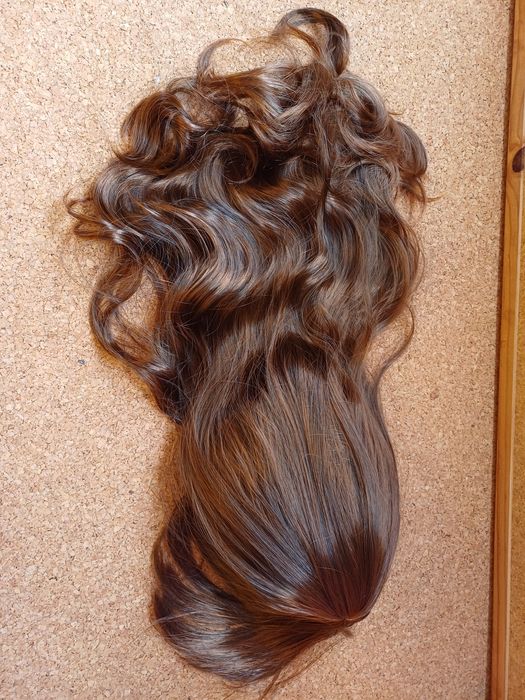 Peruca encaracolada longa com franja.
Nova.