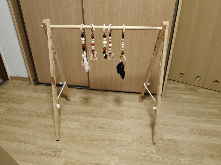 Baby gym stojak edukacyjny dla dzieci