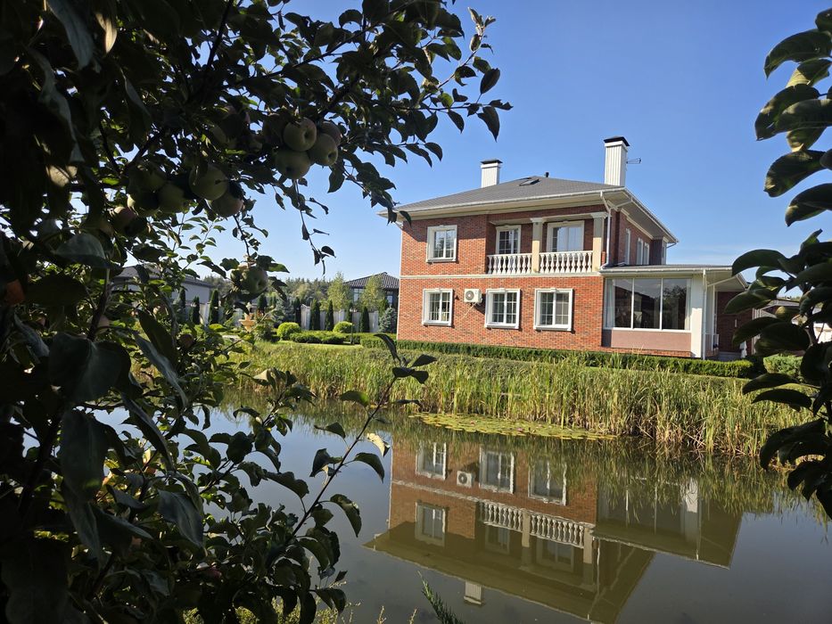 Елітний будинок з власним озером і басейном Козин  . Без комісії