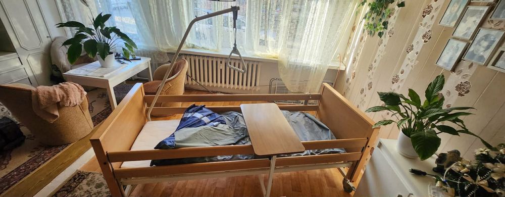 Łóżko rehabilitacyjne elektryczne z materacem odleżynowym