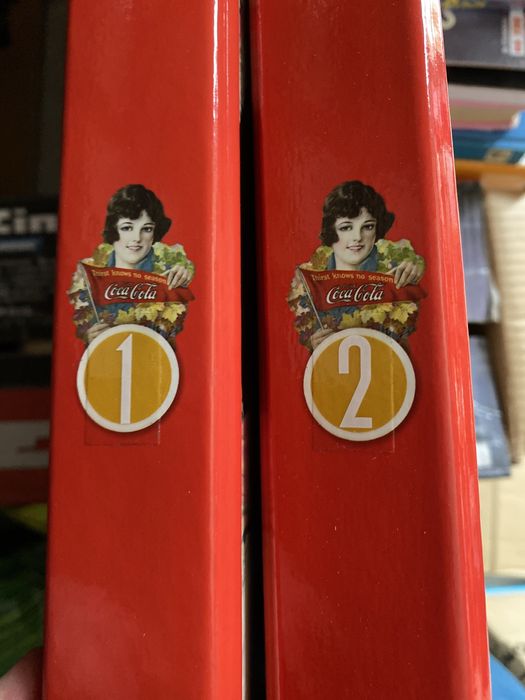 2 dossiers com a historia da coca-cola