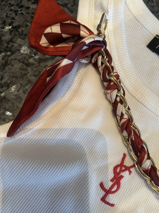 Śliczny top prążek Saint Laurent z łańcuszkiem