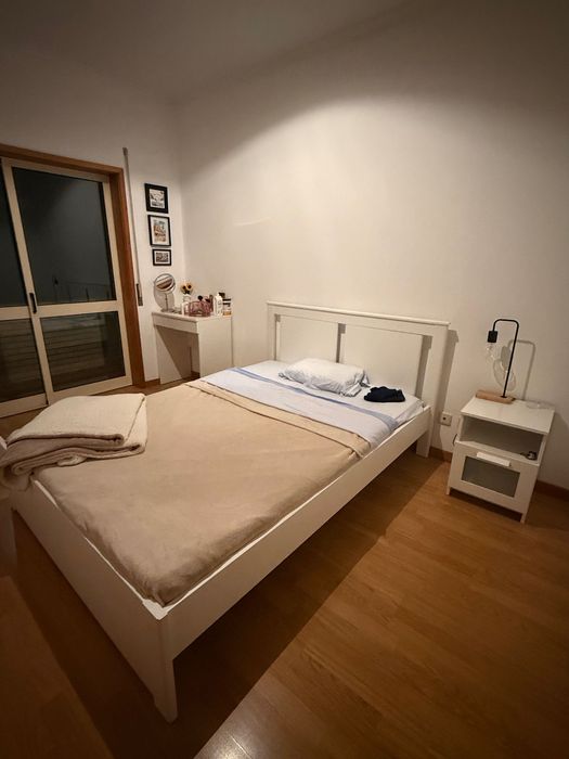 Cama com estrado de ripas + Mesa de cabeceira IKEA