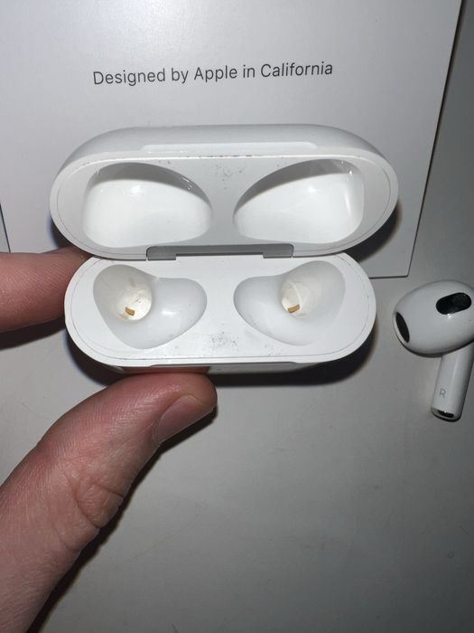 Airpods 3 оригінал (правий навушник хрипить)