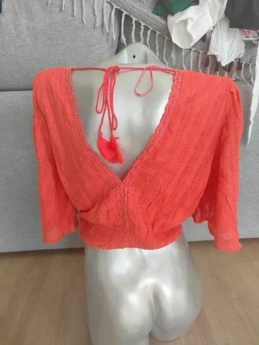 Top Curto Coral com Detalhes em Renda – Estilo Boho Chic Lanidor