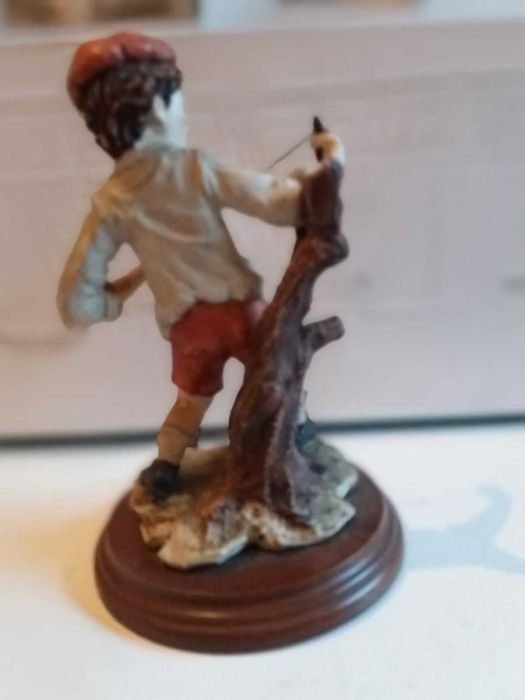 Estatueta "Rapaz com Fisga"