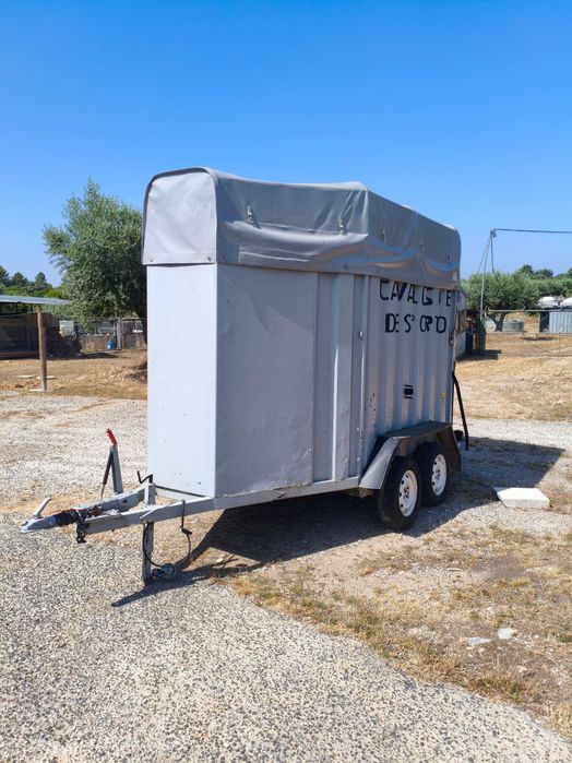 Roulote para transportar cavalos