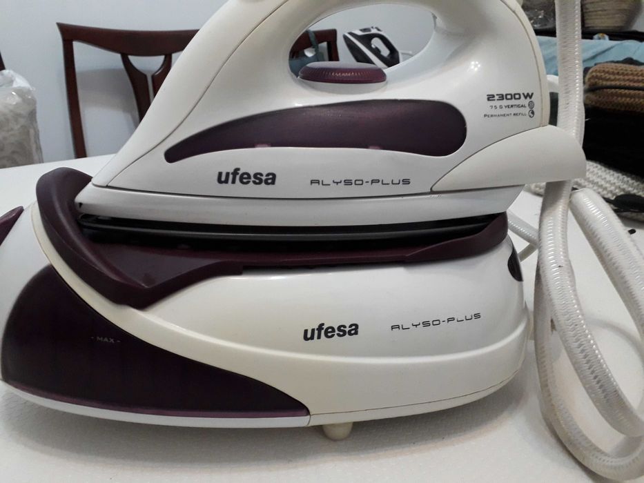Ferro com Caldeira Ufesa Alyso-Plus 2300W.
