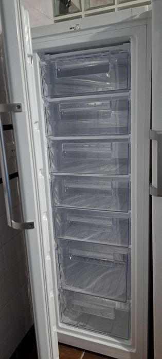 Arca congeladora vertical Candy 7 gavetões