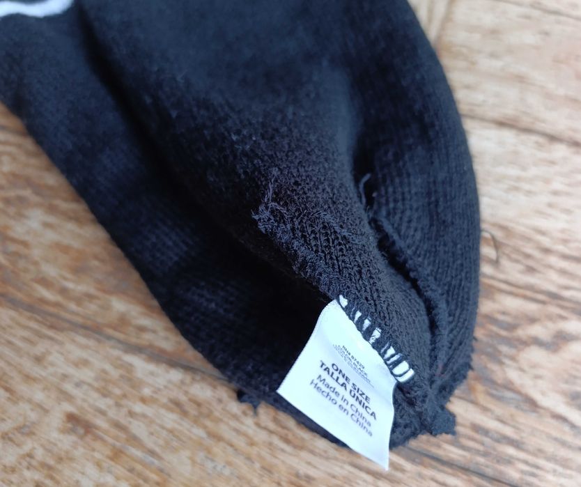 Czapka na głowie czarnego koloru unisex stylową