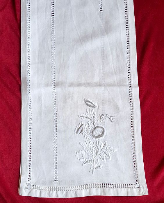 Corredor de mesa em linho bordado a prateado