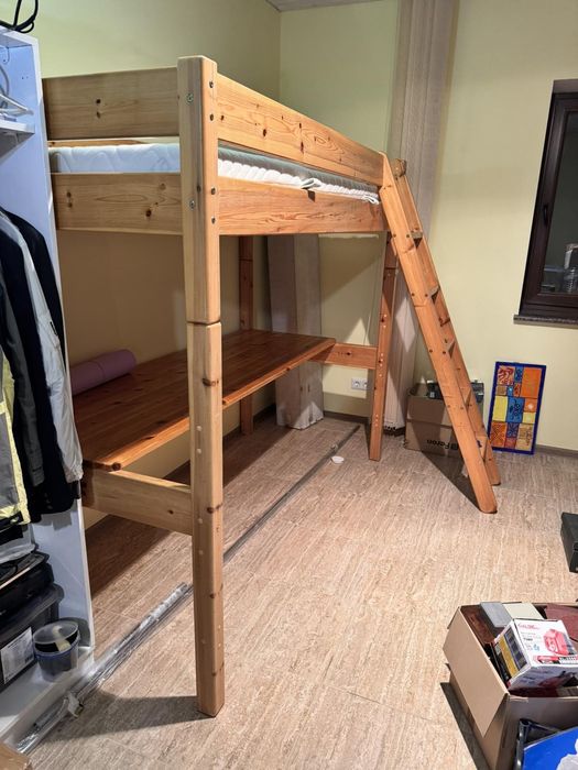 Продам 2-х ярусную кровать деревяную со столом (Германия)
