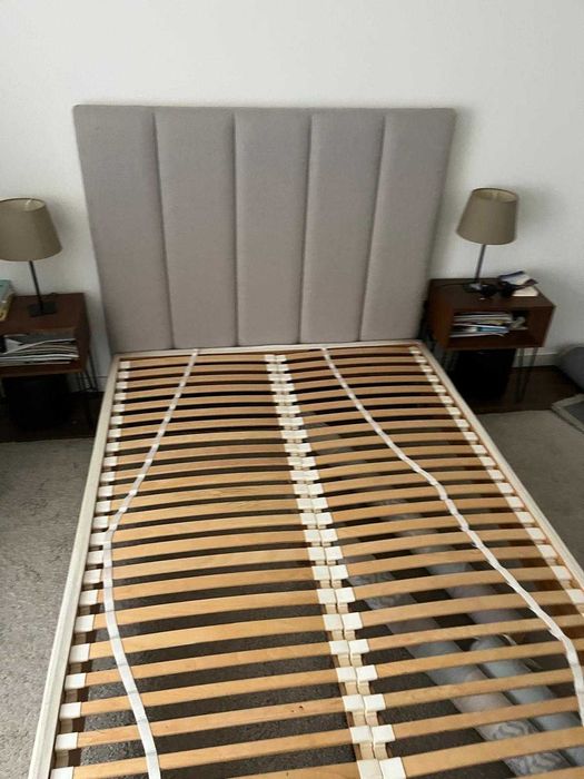 Cama de casal IKEA com cabeceira e colchão (140x200 cm)