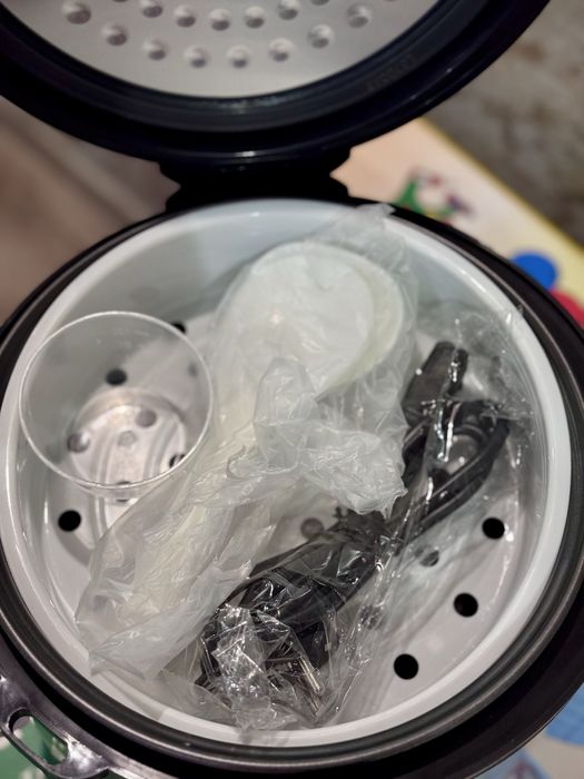 Мультиварка Elenberg MC5012В нова