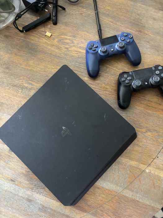 ps4 slim 500 g  pouco usada