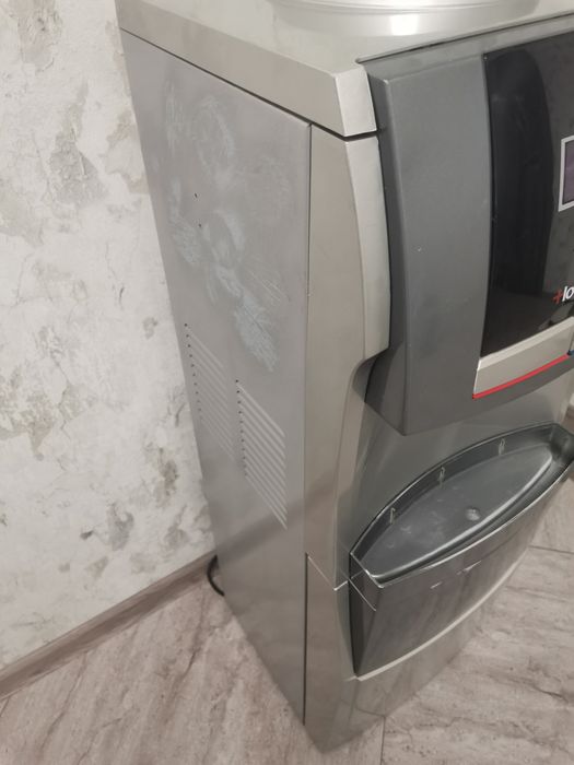 Кулер для воды напольный гарячая и холодная