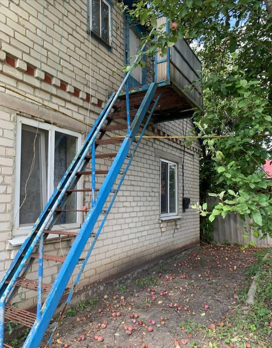 Кошманівка. Продаж окремого, добротного будинку з комунікаціями.