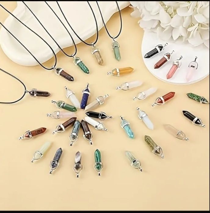 Colar com corrente preta e pendente hexagonal em cristal, disponível e