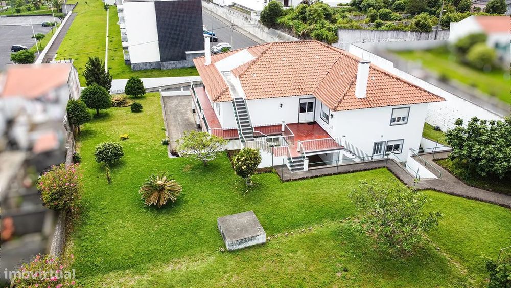Casa Isolada com Jardim e Terraço em Vila Franca do Campo