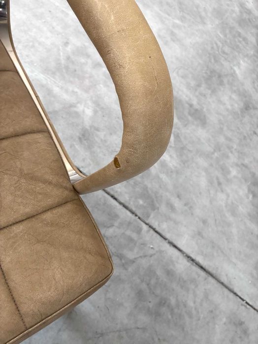 Cadeirões de pele em bege - Qtd. 2 Und.