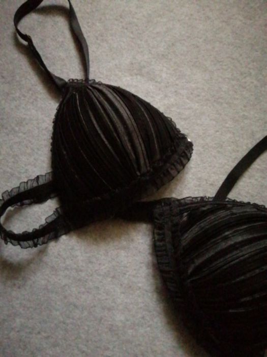 черный бюстгальтер 70/65В, застежка в виде камушка