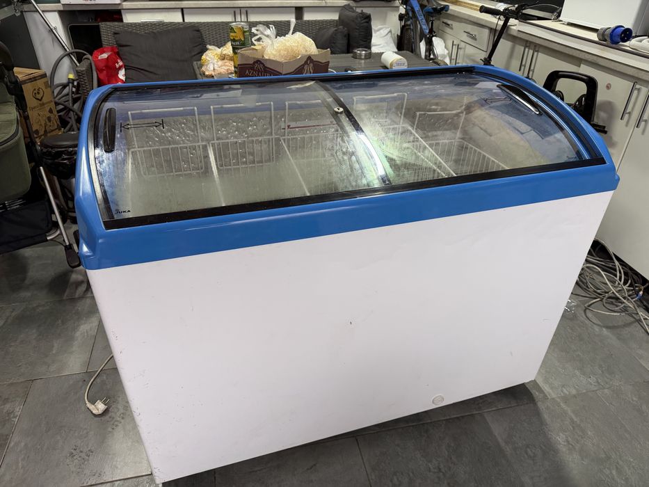 Морозильна вітрина М 400S