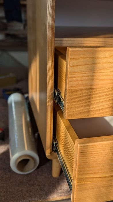 Приліжкова тумба з натуральної деревини / Якість надійність та стиль