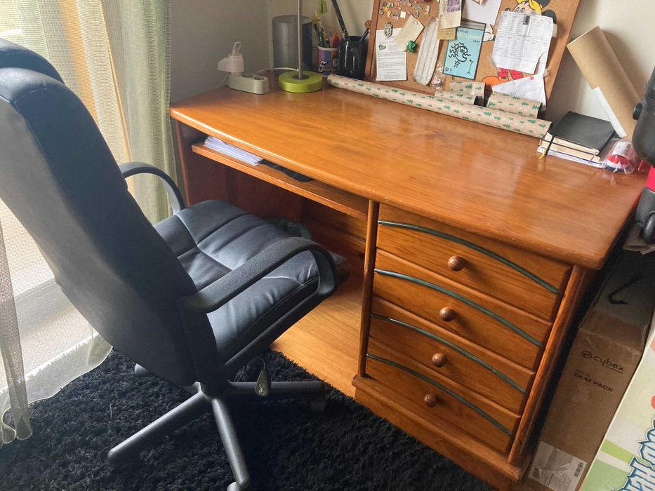 Mobilia completa de quarto em madeira maciça como nova.