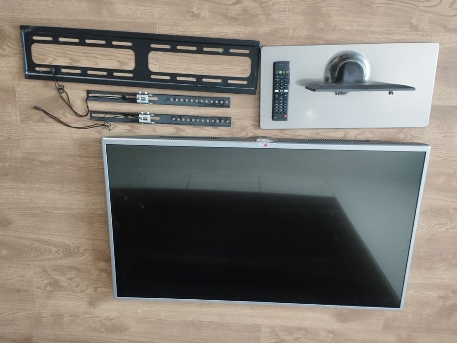 Telewizor LG 42 cale z uchwytem