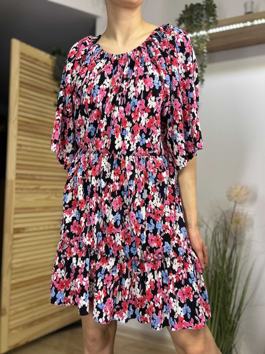 Czarna sukienka w kwiatki F&F – rozmiar 40