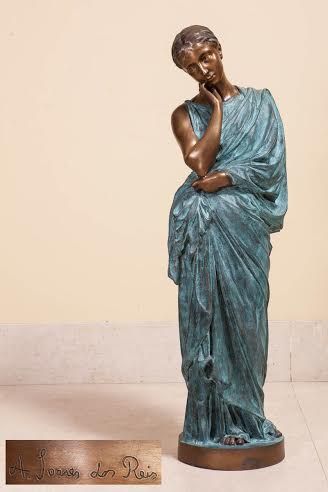 Rainha St. Isabel, escultura antiga em bronze