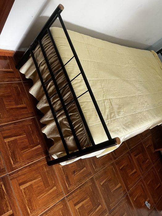 Vendo 2 cama de solteiro com colchao iguais